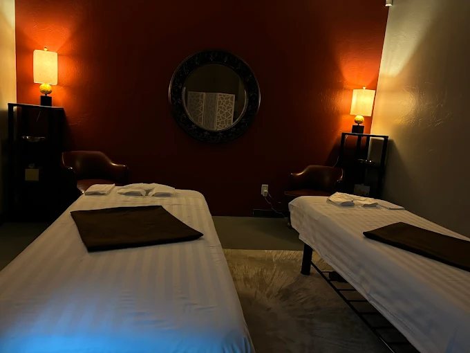 The Zentelle couples suite: two massage tables side by side under warm lamplight